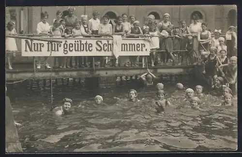 Foto-AK Leipzig-Connewitz, Belebte Szene am Schwimmbad für geübte Schwimmer