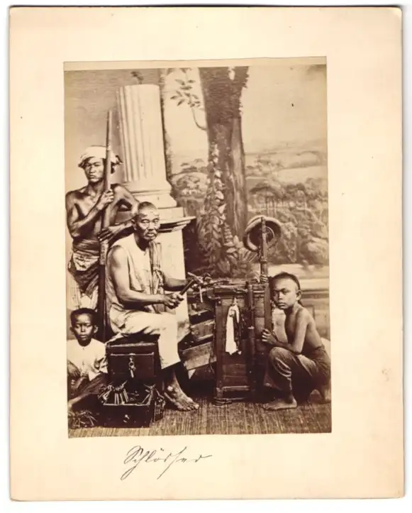 Fotografie Gustav Richard Lambert & Co., Singapur, chinesischer Schlosser mit Gehilfen samt Werkzeug, Schlüsselmacher 0