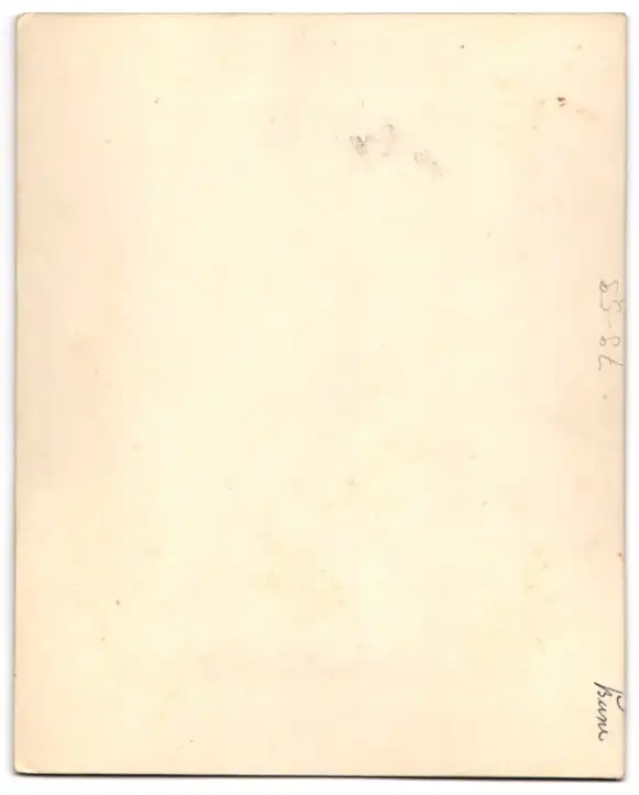 Fotografie Gustav Richard Lambert & Co., Singapur, chinesischer Schlosser mit Gehilfen samt Werkzeug, Schlüsselmacher 1