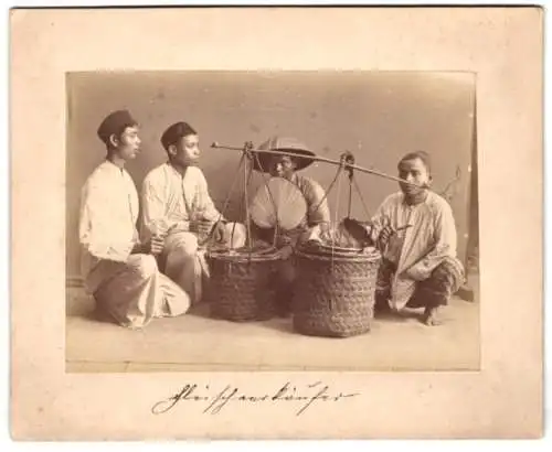 Fotografie Gustav Richard Lambert & Co., Singapur, asiatische Fleischverkäufer mit Fleischspiessen und Tragjoch