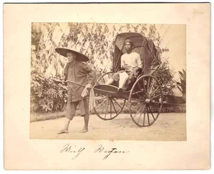 Fotografie Gustav Richard Lambert & Co., Singapur, Rikscha Fahrer mit auslädnischem Gast 0