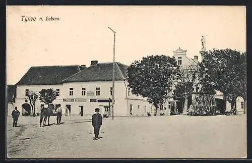 AK Týnec n. Labem, Gasthaus mit Denkmal und Strassenpartie
