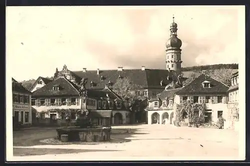 AK Weikersheim, Marktplatz mit Geschäft von Wilhelm Hoffmann und Brunnen