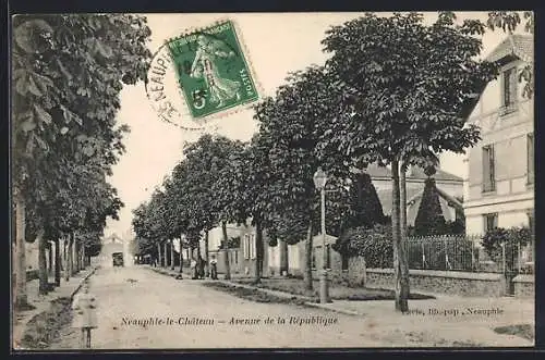 AK Neauphle-le-Chateau, Avenue de la Republique