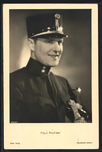 AK Schauspieler Paul Richter in Uniform mit Mütze