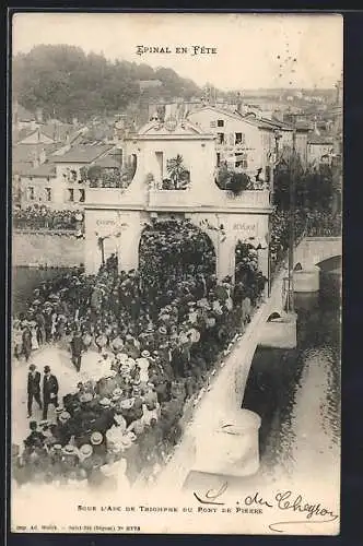 AK Epinal, Sous l`Arc de Triompfe du Pont de Pierre en Fête