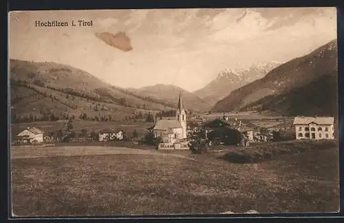 AK Hochfilzen i. Tirol, Panorama mit Kirche und Bergen