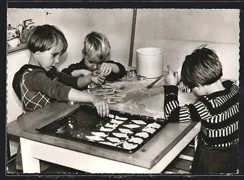 AK Eisenberg /Pfalz, SOS-Kinderdorf Pfalz, Kinder beim Backen