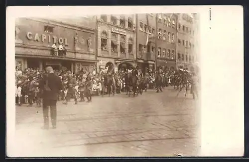 Foto-AK Augsburg, Festumzug vor Capitol und Stern Apotheke