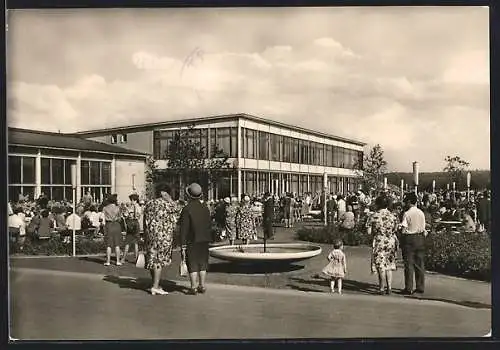 AK Erfurt, I. Internationale Gartenbauausstellung 1968, Besucher beim Restaurant