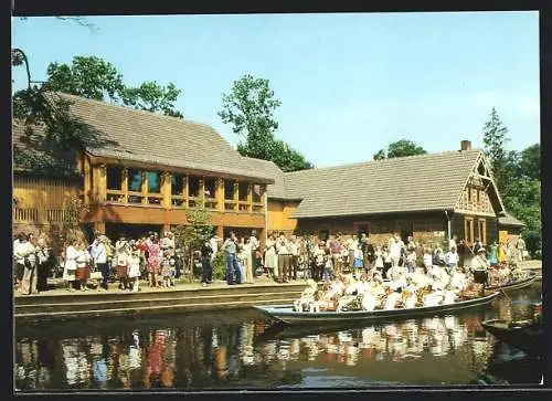 AK Lübbenau /Spreewald, Menschen am Ufer, vollbesetzte Stocherkähne