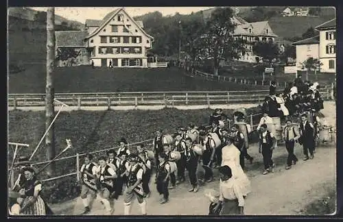 AK Toggenburg, Parade mit Knaben in Tracht