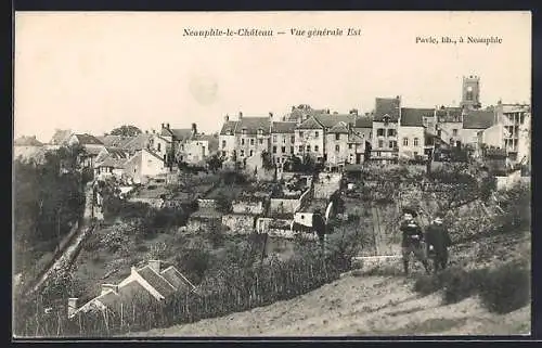 AK Neauphle-le-Chateau, Vue générale Est