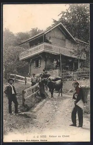 AK Schweizer Bauern in Tracht kehren zum Chalet zurück