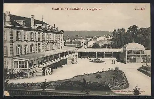 AK Martigny-les-Bains, vue générale avec le Grand Hôtel, les galeries et le pavillon des sources au premier plan