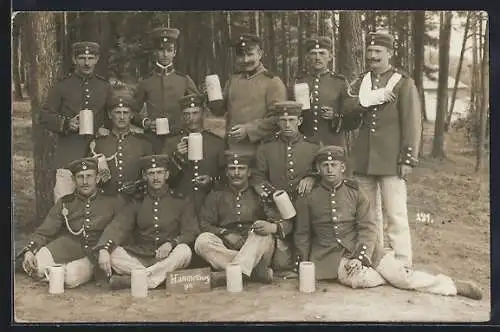 AK Lager Hammelburg, Soldaten in Uniform mit Bierkrügen