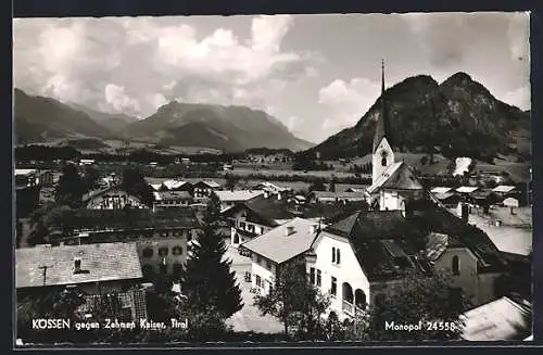 AK Kössen /Tirol, Strassenpartie mit Kirche gegen Zahmen Kaiser