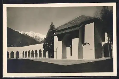 AK Lienz /Tirol, Bezirkskriegerdenkmal vor Berghintergrund