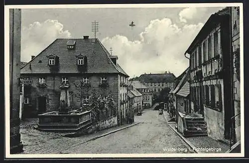 AK Weidenberg i. Fichtelgebirge, Strassenpartie mit Pension-Brauerei Stoll und Brunnen