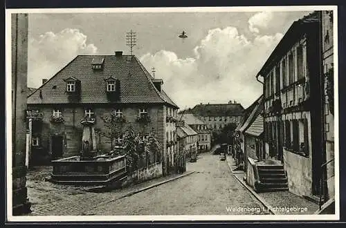 AK Weidenberg i. Fichtelgebirge, Strassenpartie mit Pension-Brauerei Stoll und Brunnen