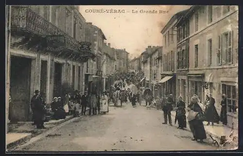 AK Couhé-Vérac, La Grande Rue animée avec passants et commerces