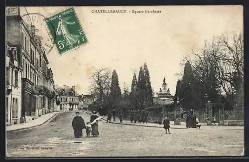 AK Chatellerault, Square Gambetta avec passants et arbres en hiver