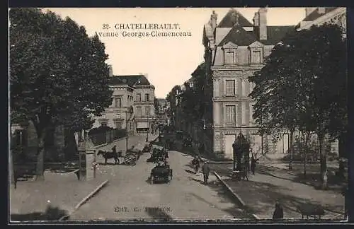 AK Châtellerault, Avenue Georges Clemenceau avec calèches et passants