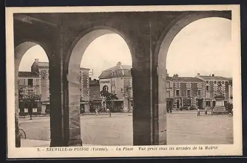 AK Neuville-de-Poitou, La Place vue sous les arcades de la Mairie