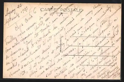 AK Neuville-de-Poitou, La Place vue sous les arcades de la Mairie