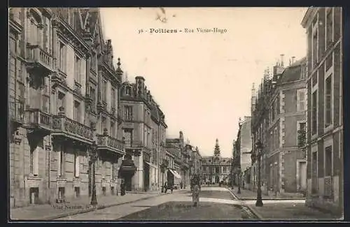 AK Poitiers, Rue Victor-Hugo avec architecture urbaine élégante