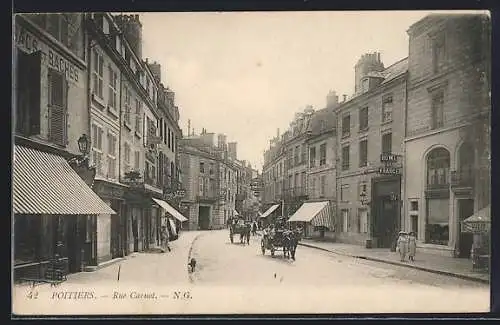 AK Poitiers, Rue Carnot avec voitures à cheval et bâtiments historiques