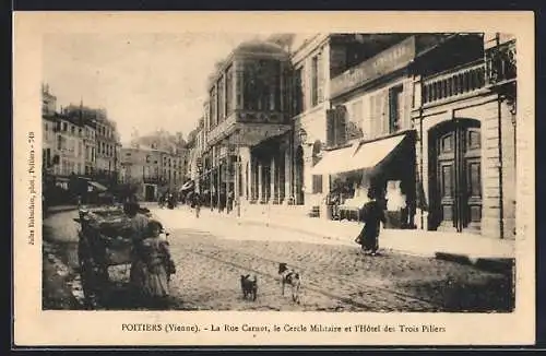 AK Poitiers, La Rue Carnot, le Cercle Militaire et l`Hôtel des Trois Piliers