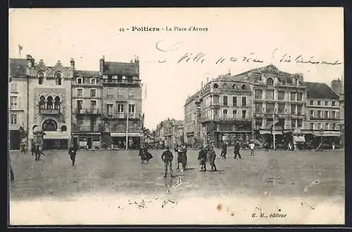 AK Poitiers, La Place d`Armes animée avec passants et bâtiments historiques