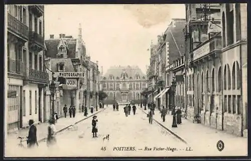 AK Poitiers, Rue Victor-Hugo avec passants et bâtiments historiques