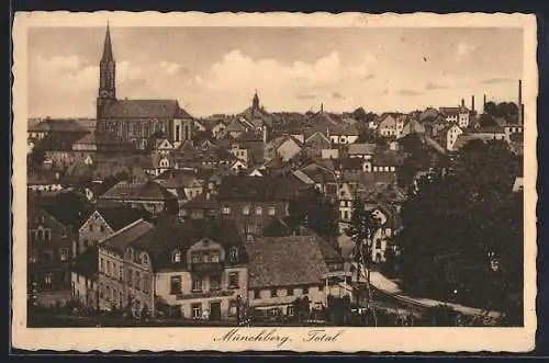 AK Münchberg / Fichtelgebirge, Totalansicht mit Kirche