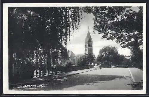 AK Landshut / Isar, Strassenpartie mit Kirchturm