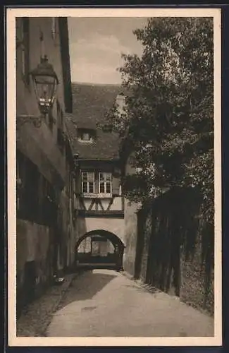 AK Würzburg, Strasse Pfauengasse mit Tor