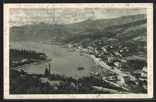 AK Gruz, Panoramablick auf Ort mit Hafen