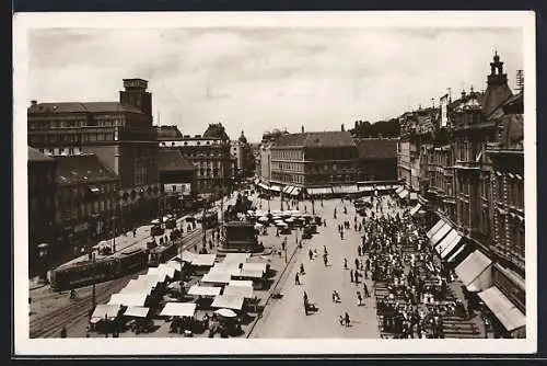 AK Zagreb, Jelacicev, Passanten auf dem Wochenmarkt, Strassenbahn unterwegs