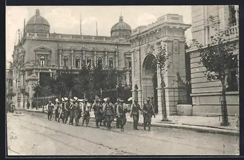 AK Belgrad, Militärarbeiterabteilung passiert den königlichen Konak