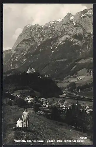 AK Werfen, Frau mit Kind auf dem Berg, Ortstotale