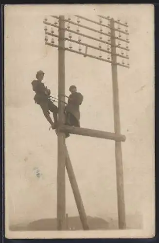 Foto-AK Zwei Handwerker auf einem Strommast