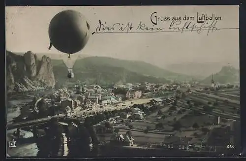 AK Heissluftballon im Flug über einem Ort