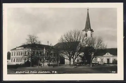 AK Absdorf an der Franz Josefsbahn, Platz mit Kirche