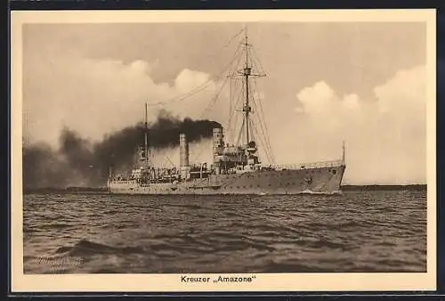 AK Kriegsschiff Kreuzer Amazone unter Volldampf auf See