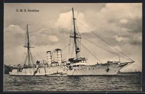 AK Kriegsschiff S.M.S. Nautilus ankert vor einer Küste