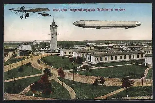 AK Neuhammer, Truppenübungsplatz mit Baracken, Turm und Zeppelin und Flugzeug in der Luft