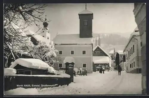 AK Haus /Ennstal, Strassenpartie mit Kirche im Schnee