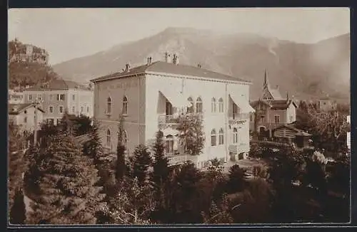 AK Bad Gleichenberg, Villa mit Garten im Sonnenschein