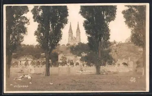 AK Prag / Praha, Vysehrad, Panorama mit Kirche